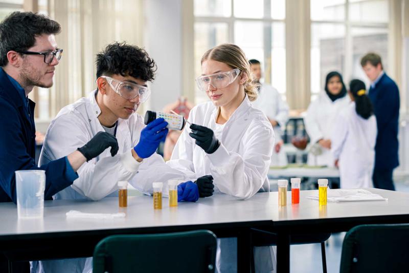 Gateway to Medicine students in a biology workshop