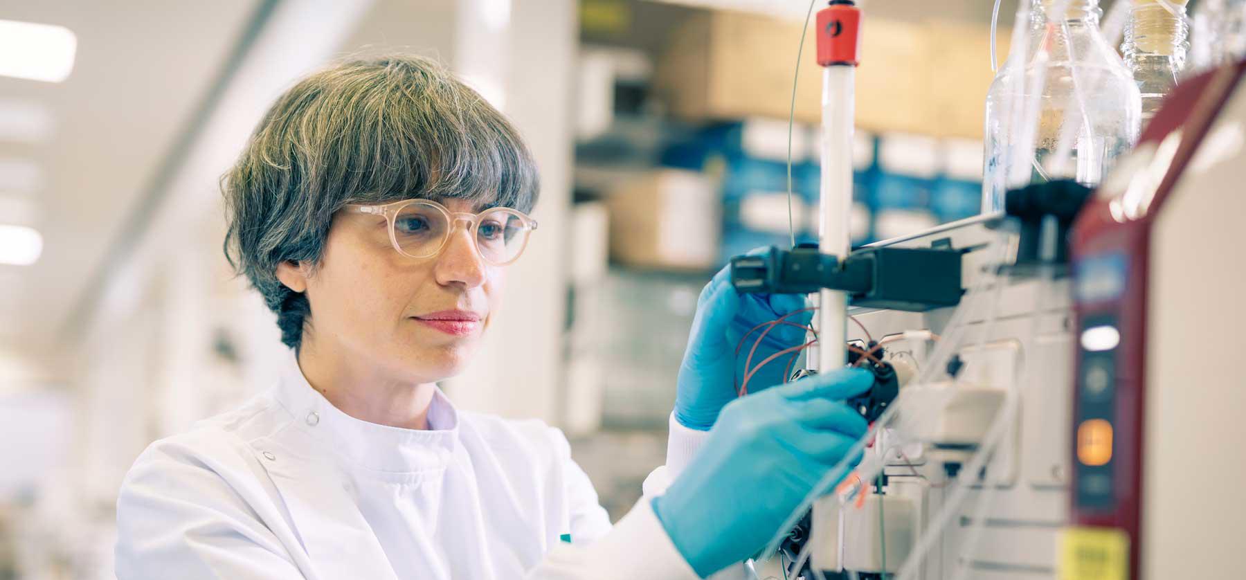 Lab researcher working in a lab in Experimental Medicine and Biomedicine